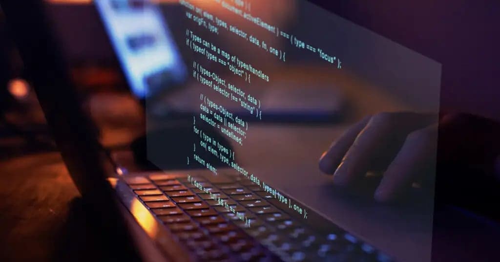 Notebook con código de programación proyectado