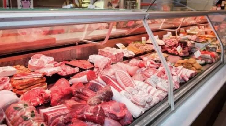 Vitrina refrigerada de una carnicería con cortes de carne